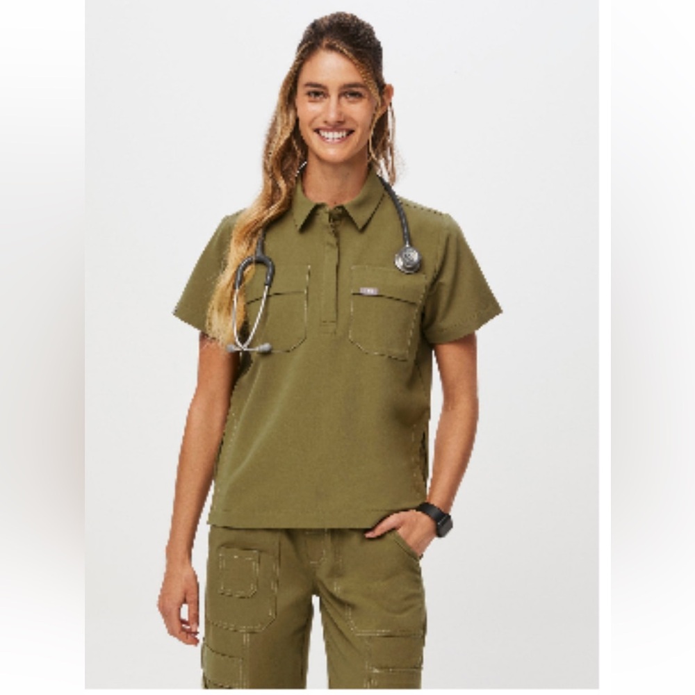 🫒 FIGS Women's Martini Olive Saiya
🫒Cargo - Scrub Top
🫒WOMENS SIZE S